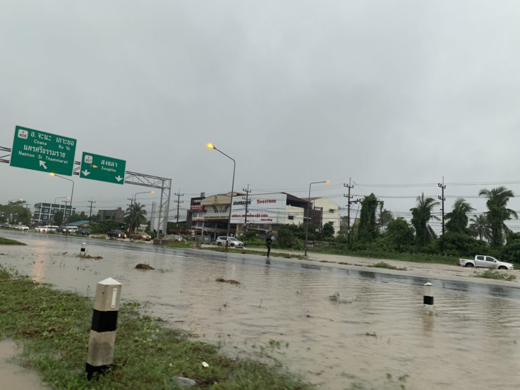 หลายพื้นที่ในจังหวัดสงขลาน้ำท่วม สถานการณ์น่าเป็นห่วงเนื่องจากฝนยังคงตกอย่างต่อเนื่อง