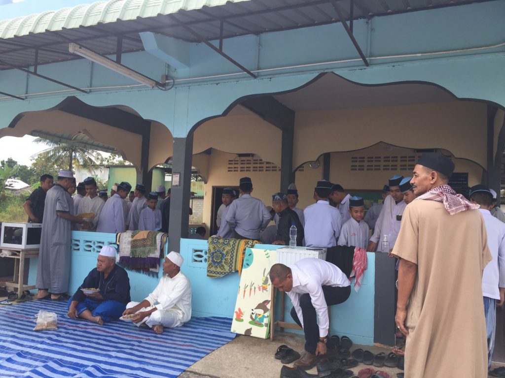 ศูนย์ดำรงธรรมมอบทะเบียนมัสยิด ณ มัสยิดมิฟตะฮุนยันนะฮ์ อ.บางกล่ำ แก่พี่น้องประชาชนประกอบศาสนกิจ