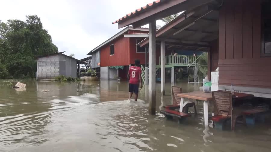 ชาวบ้านในพื้นที่ริมทะเลสาบสงขลาทั้ง 2 ฝั่ง ใน 5 อำเภอ ยังคงเผชิญกับน้ำท่วมจากสถานการณ์ฝนตกหนัก