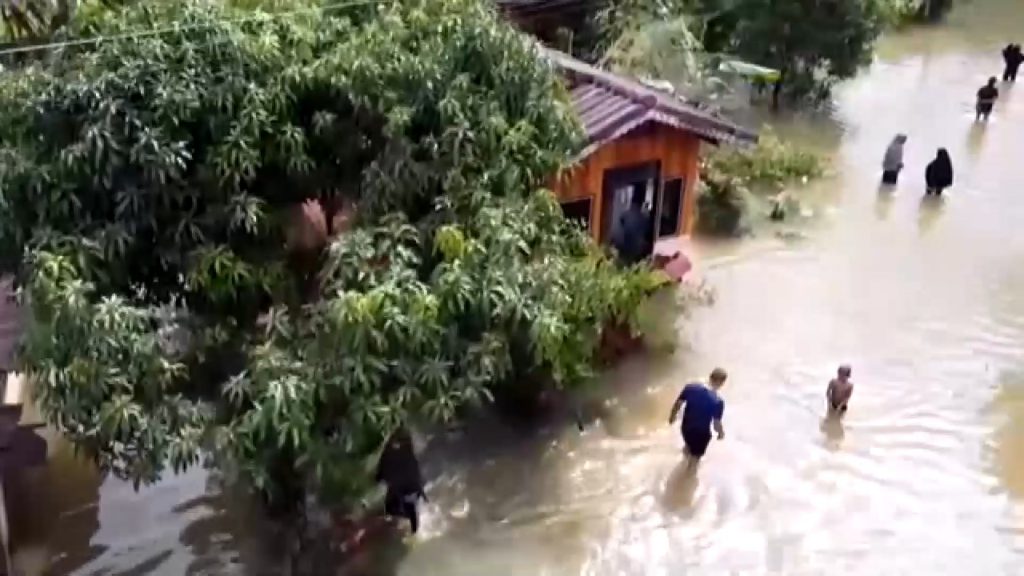 จ.สงขลา หมู่บ้านแลแบงออกใน อ.สะบ้าย้อย ยังถูกน้ำท่วมขังชาวบ้านเดือดร้อนกว่า 100 ครัวเรือน