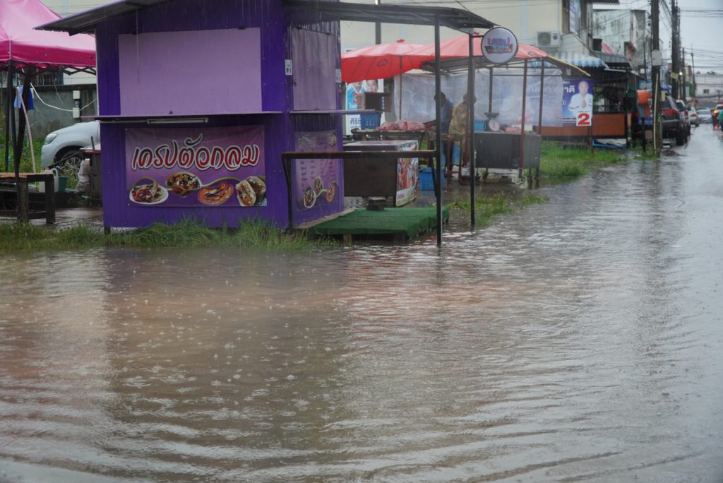 หลายพื้นที่ในจังหวัดสงขลาน้ำท่วม สถานการณ์น่าเป็นห่วงเนื่องจากฝนยังคงตกอย่างต่อเนื่อง