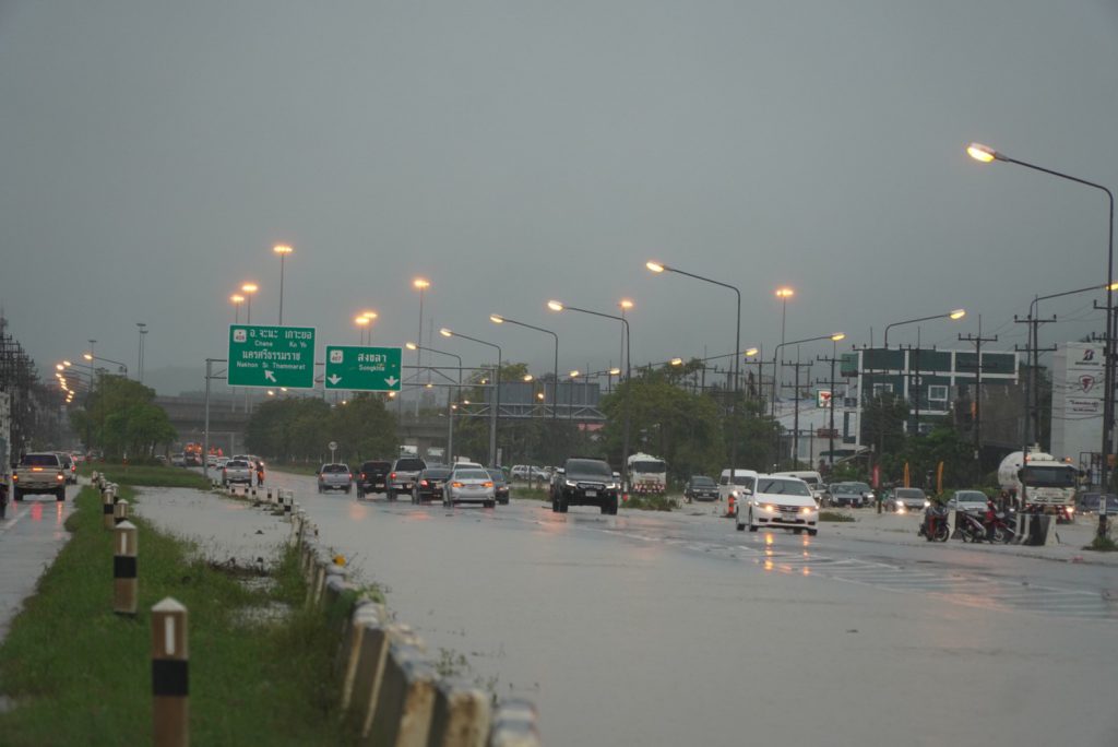 หลายพื้นที่ในจังหวัดสงขลาน้ำท่วม สถานการณ์น่าเป็นห่วงเนื่องจากฝนยังคงตกอย่างต่อเนื่อง