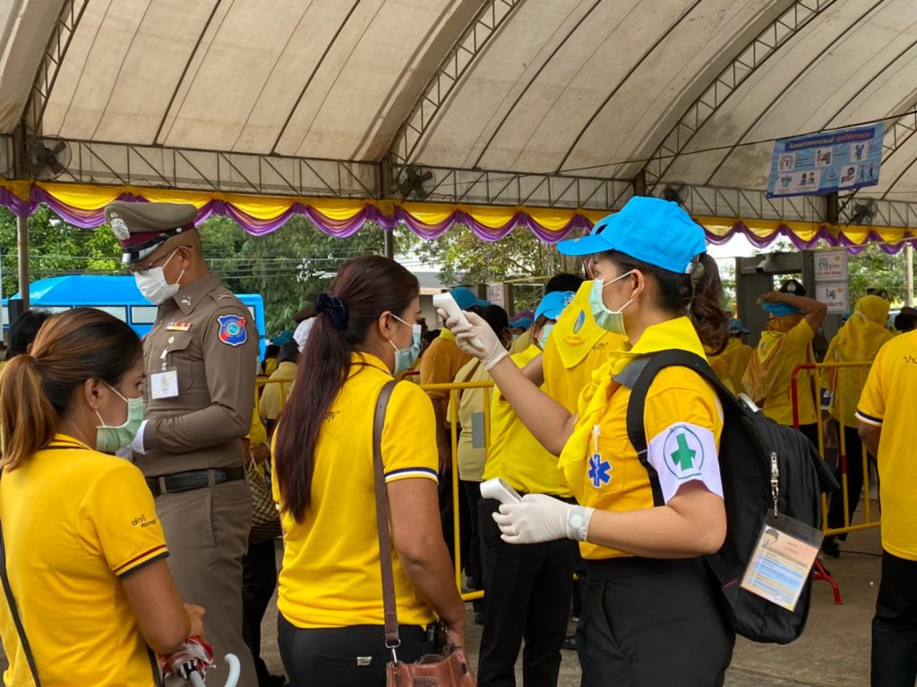 ปลื้มปิติ ปชช.นับหมื่นเฝ้ารอรับเสด็จพระบาทสมเด็จพระเจ้าอยู่หัว และสมเด็จพระนางเจ้าฯ พระบรมราชินี