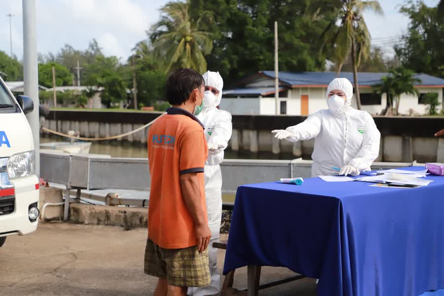 จังหวัดสงขลา บุกจับกุมเรือประมงเวียดนามเข้ามาทำการประมงผิดกฎหมายในน่านน้ำไทย 2 ลำ ลูกเรือกว่า 24 คน