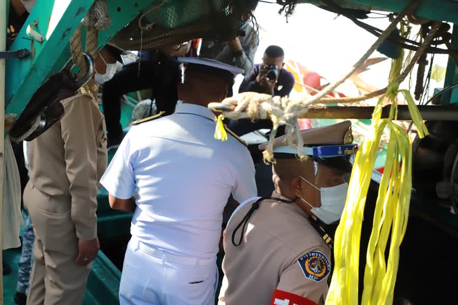 จังหวัดสงขลา บุกจับกุมเรือประมงเวียดนามเข้ามาทำการประมงผิดกฎหมายในน่านน้ำไทย 2 ลำ ลูกเรือกว่า 24 คน