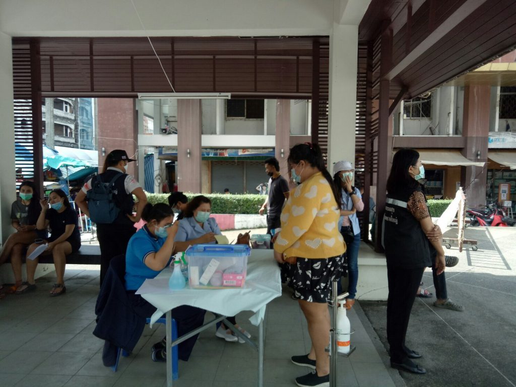 สธ.หาดใหญ่คุมเข้ม ! สุ่มตรวจหาเชื้อโควิด-19 ลูกจ้างนายจ้าง ผู้ประกอบการหาดใหญ่ ณ หอนาฬิกา