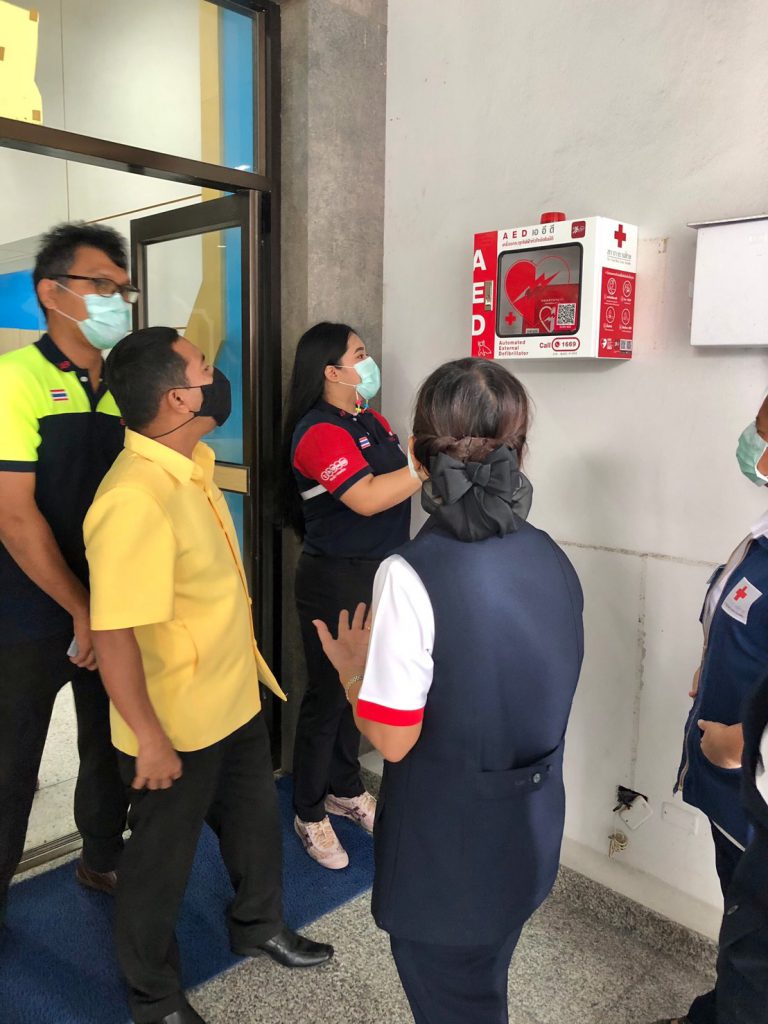 กาชาดสงขลาพร้อมศูนย์ดำรงธรรมจัดทีมร่วมติดตั้งรับเครื่อง AED รองรับเหตุฉุกเฉิน ให้กับผู้ป่วย