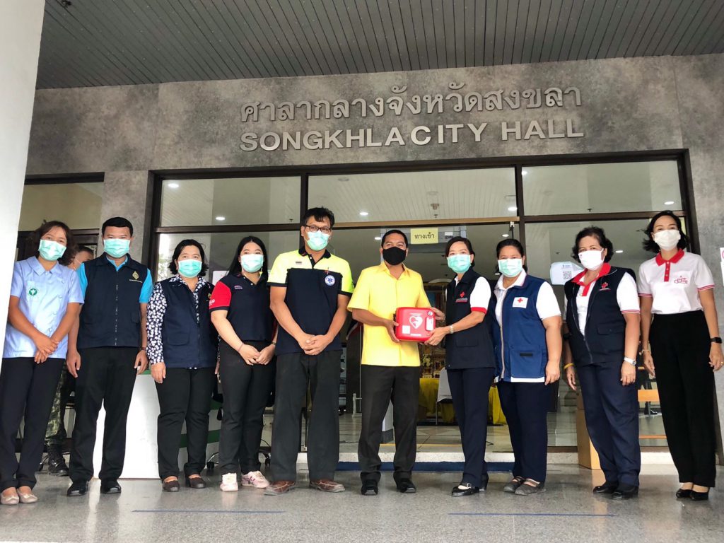 กาชาดสงขลาพร้อมศูนย์ดำรงธรรมจัดทีมร่วมติดตั้งรับเครื่อง AED รองรับเหตุฉุกเฉิน ให้กับผู้ป่วย