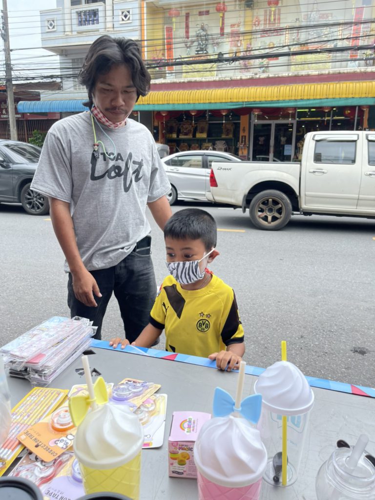 บรรยากาศการแจกของเนื่องในวันเด็ก ที่งดจัดกิจกรรมวันเด็ก บริเวณ อ.หาดใหญ่ จ.สงขลา