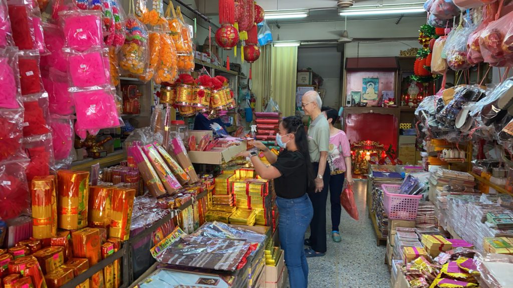 ชาวไทยเชื้อสายจีนจ.สงขลา ออกมาหาซื้อสิ่งของประกอบการไหว้พระก่อนวันตรุษจีนกันอย่างคึกคัก