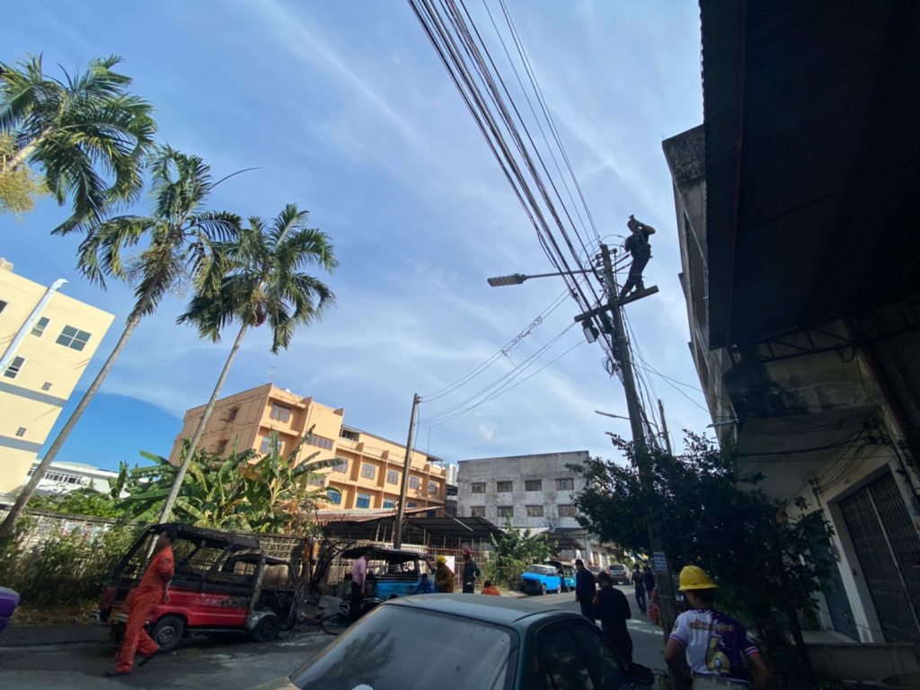 เกิดเหตุเพลิงลุกไหม้รถยนต์ 3 คันพร้อมสายไฟฟ้าพังเสียหาย สาเหตุเพลิงไหม้อยู่ระหว่างการสอบสวน