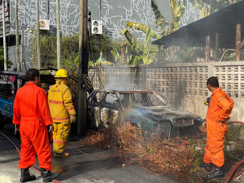 เกิดเหตุเพลิงลุกไหม้รถยนต์ 3 คันพร้อมสายไฟฟ้าพังเสียหาย สาเหตุเพลิงไหม้อยู่ระหว่างการสอบสวน