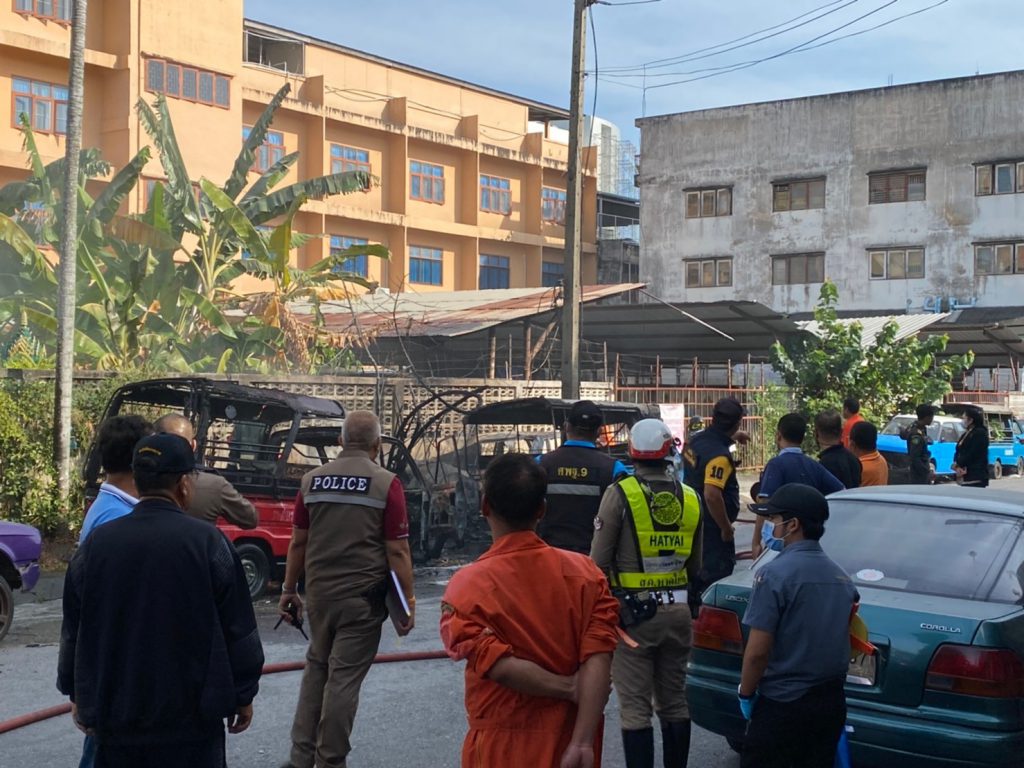 เกิดเหตุเพลิงลุกไหม้รถยนต์ 3 คันพร้อมสายไฟฟ้าพังเสียหาย สาเหตุเพลิงไหม้อยู่ระหว่างการสอบสวน