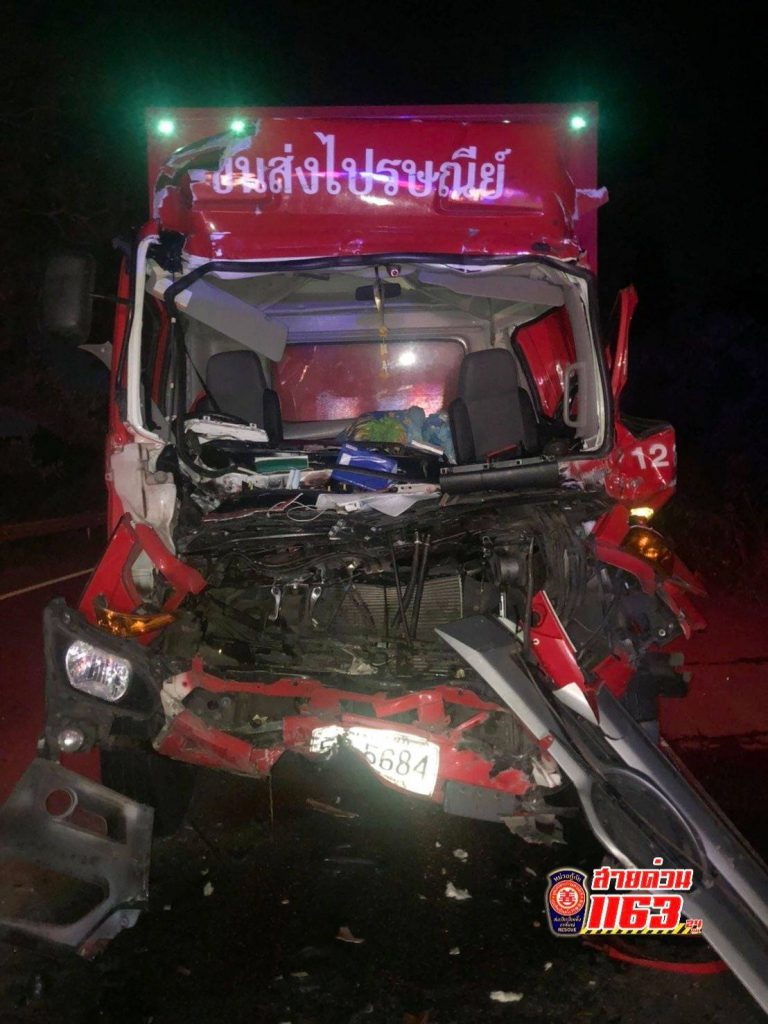 จ.สงขลา เกิดอุบัติเหตุรถขนส่งไปรษณีย์ชนท้ายรถบรรทุกพ่วง พบบาดเจ็บ 2 ราย ถ.สายเอเซีย-บางกล่ำ 1 210720495 4400802519951511 8632649986466400578 N