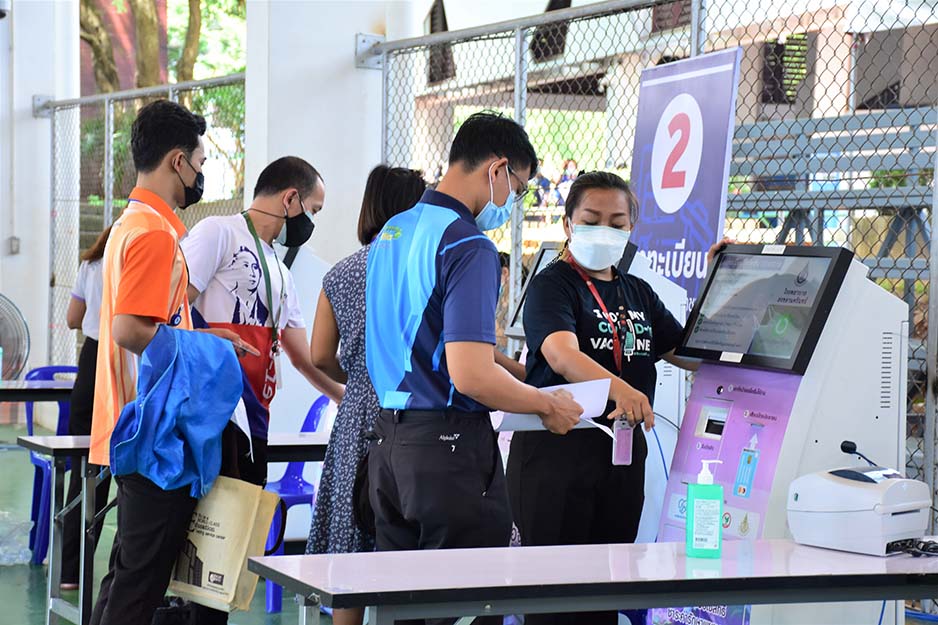 บุคลากรม.อ.หาดใหญ่ เข้ารับการฉีดวัคซีนโควิด -19 คาดว่าภายใน 7 วันจะฉีดวัคซีนครบ 100% 2 Download 1