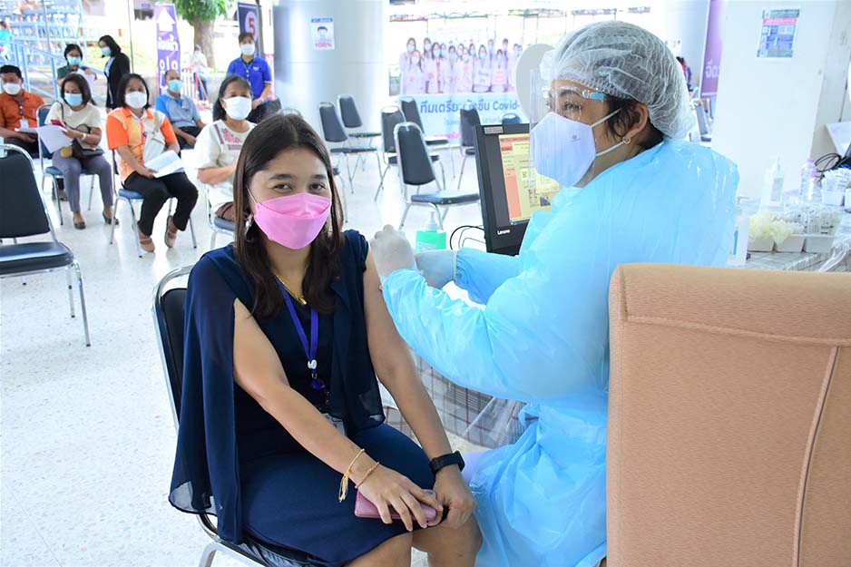 บุคลากรม.อ.หาดใหญ่ เข้ารับการฉีดวัคซีนโควิด -19 คาดว่าภายใน 7 วันจะฉีดวัคซีนครบ 100% 3 Download 2