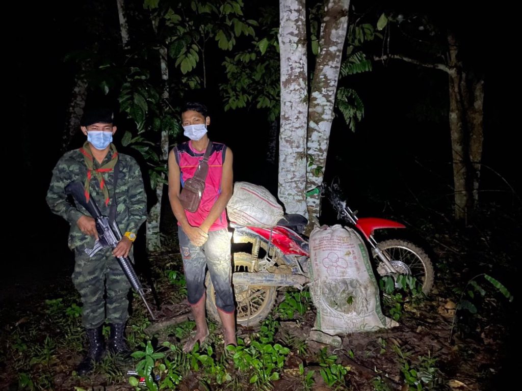 สงขลา รวบ 2 หนุ่มรับใบกระท่อมสด ตามแนวชายแดนไทย-มาเลย์ หวังนำมาขายต่อให้กับกลุ่มวัยรุ่นในหมู่บ้าน 3 239183192 878565143034992 4737125573975482745 N