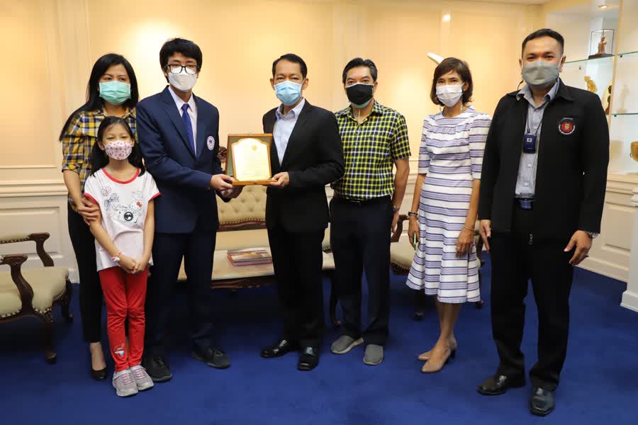 ผู้ว่าฯสงขลา มอบโล่เกียรติคุณแก่เด็กชายพิพิชชญะ ศรีดำ ที่คว้าเหรียญทองจากการแข่งขันคณิตศาสตร์โอลิมปิกระหว่างประเทศได้ 3 37b473a5a6cad4d9f21c46331a7055d3 Small