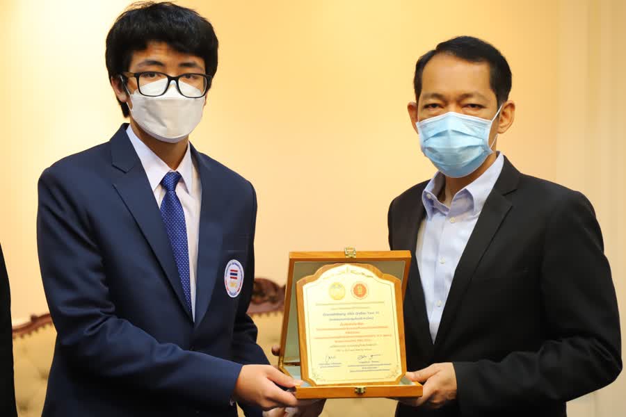 ผู้ว่าฯสงขลา มอบโล่เกียรติคุณแก่เด็กชายพิพิชชญะ ศรีดำ ที่คว้าเหรียญทองจากการแข่งขันคณิตศาสตร์โอลิมปิกระหว่างประเทศได้ 2 583efe891a7fe2cfe37f427f32f91560 Small