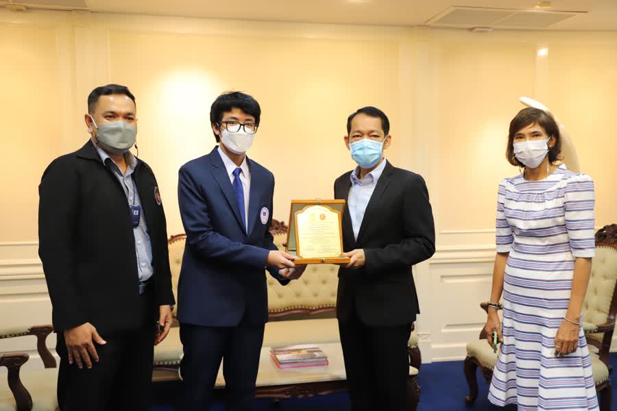 ผู้ว่าฯสงขลา มอบโล่เกียรติคุณแก่เด็กชายพิพิชชญะ ศรีดำ ที่คว้าเหรียญทองจากการแข่งขันคณิตศาสตร์โอลิมปิกระหว่างประเทศได้ 1 D7aacf7b1cdb45b9191f63bd09e75a44 Small