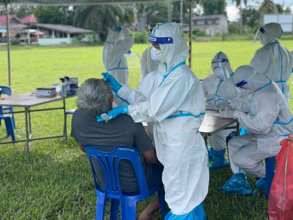 จังหวัดสงขลา เร่งตรวจเชิงรุกตามชุมชน หลังพบยอดผู้ป่วยโควิดพุ่งติดอันดับ 1 ใน 10 ของประเทศ 1 248350652 939054076712604 5828655333465365261 N