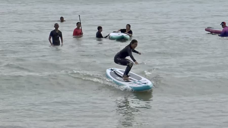 คึกคัก ชายหาดชลาทัศน์ สมาชิกชมรมกระดานโต้คลื่นสงขลามาเล่นเซิร์ฟบอร์ดและซัพบอร์ดกันอย่างสนุกสนาน 1 603e0eadefea53d98edafe55999aa135 Small