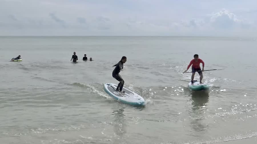 คึกคัก ชายหาดชลาทัศน์ สมาชิกชมรมกระดานโต้คลื่นสงขลามาเล่นเซิร์ฟบอร์ดและซัพบอร์ดกันอย่างสนุกสนาน 3 734715fea21cdcd311cfa34ba16fef18 Small