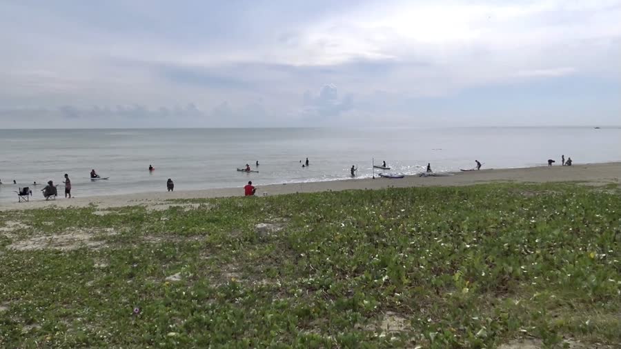 คึกคัก ชายหาดชลาทัศน์ สมาชิกชมรมกระดานโต้คลื่นสงขลามาเล่นเซิร์ฟบอร์ดและซัพบอร์ดกันอย่างสนุกสนาน 2 B4d96904c9650ae6c6efa956474ba044 Small