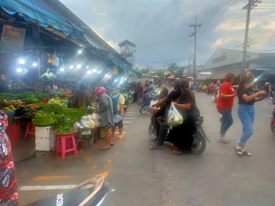 สงขลา บรรยากาศผู้คนออกมาใช้สิทธิโครงการคนละครึ่งซื้อของอย่างคักคัก 3 Bd13c238665d4589aec08667b4e99d68 Small