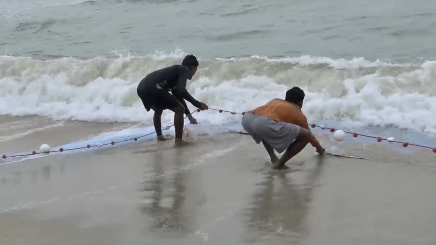 สงขลา ชาวประมงบ้านเก้าเส้งนำอวนลากชายฝั่งจับปลากระบอก บริเวณชายหาดสมิหลา หลังออกเรือไม่ได้ 3 1859d4e49b25f871359dbb01dca5a34e Small