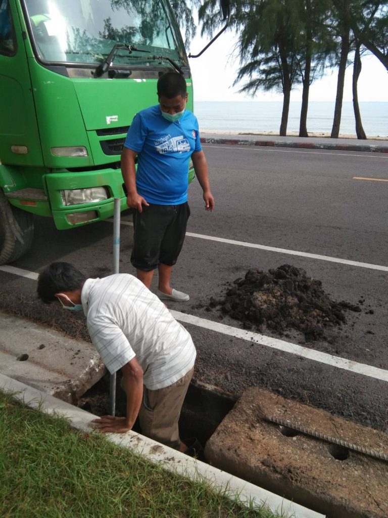 เทศบาลนครสงขลาขุดลอกและล้างคูระบายน้ำริมชายหาดชลาทัศน์ ป้องกันน้ำท่วมถนนเมื่อมีฝนตกหนัก 1 257678899 4489873731068487 7640737686296246520 N