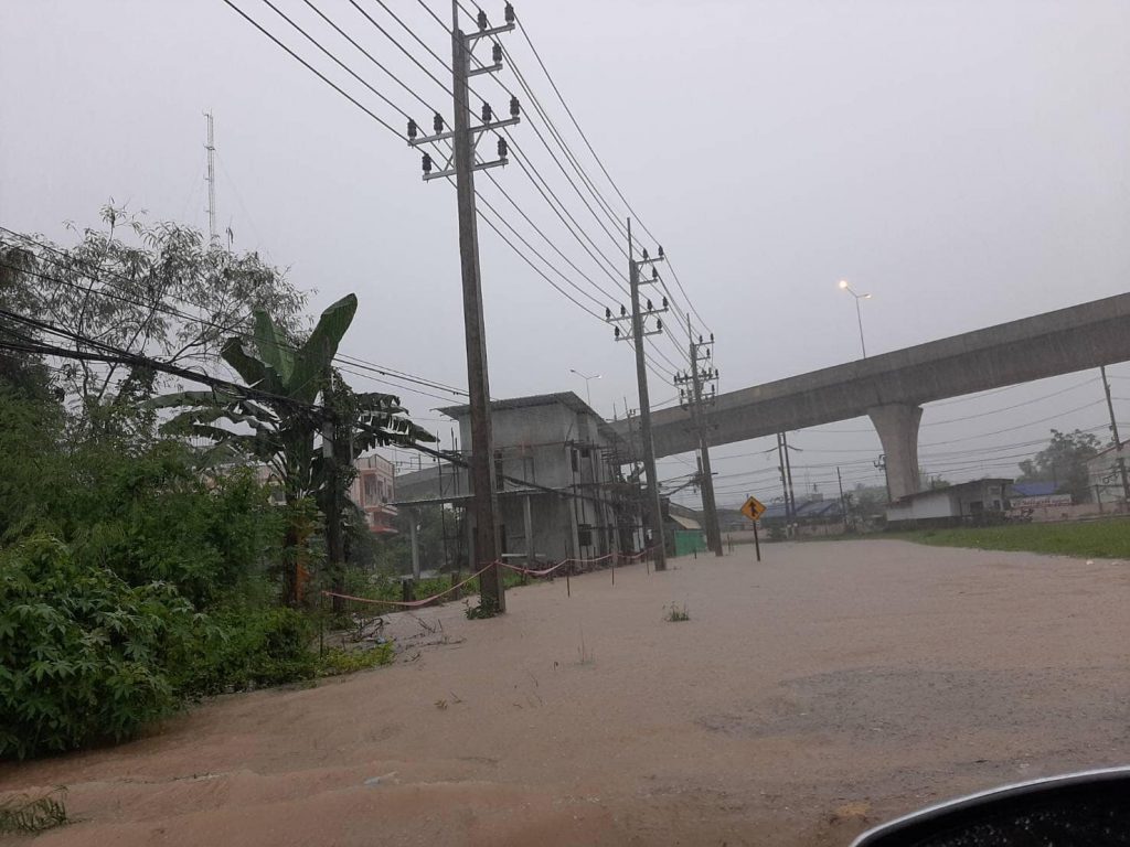 ( ห้าแยกน้ำกระจาย ) ถนนสายเก่าหาดใหญ่-สงขลา น้ำท่วมผิวจราจร เนื่องจากฝนตกหนักติดต่อกันหลายชั่วโมง 5 261814797 4255287847913085 8878755904532578035 N