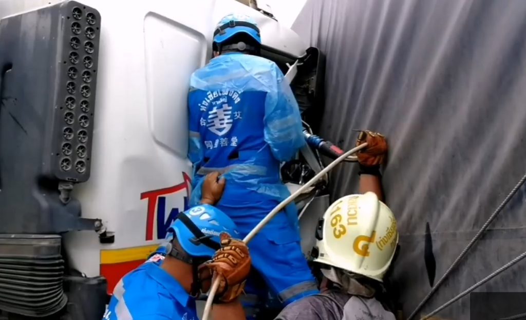สงขลา เกิดเหตุรถสิบล้อโม่ปูนชนกับรถบรรทุกพ่วงลากจูง คนขับติดภายในกู้ภัยเร่งช่วยเหลือ 1 1639552930335