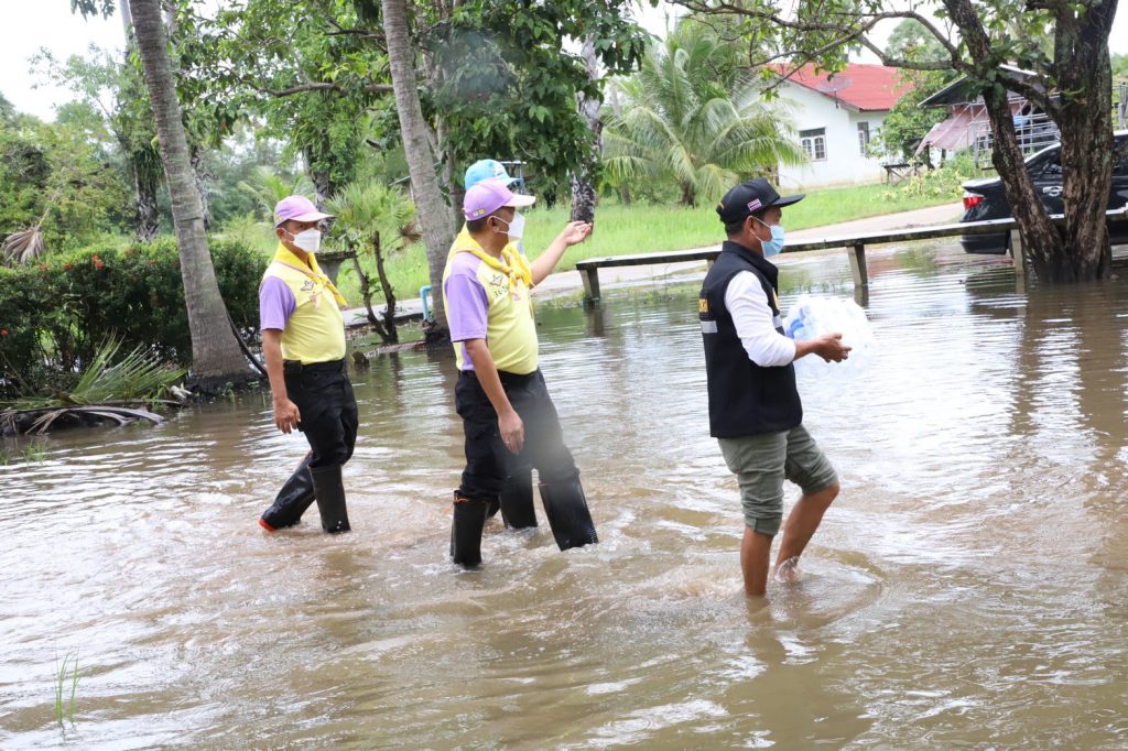 จังหวัดสงขลา มอบถุงยังชีพให้แก่ประชาชนอ.กระแสสินธุ์ หลังบ้านเรือนถูกน้ำท่วมขัง 1 263115962 438274084537064 700689589705045087 N