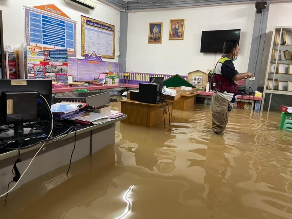 พนังกั้นน้ำริมแม่น้ำโก-ลกบ้านมูโนะแตก น้ำไหลทะลักเข้าท่วมบ้านเรือนประชาชนและสถานที่ราชการกลางดึก 4 267928419 5241718089176413 6806735367866042818 N