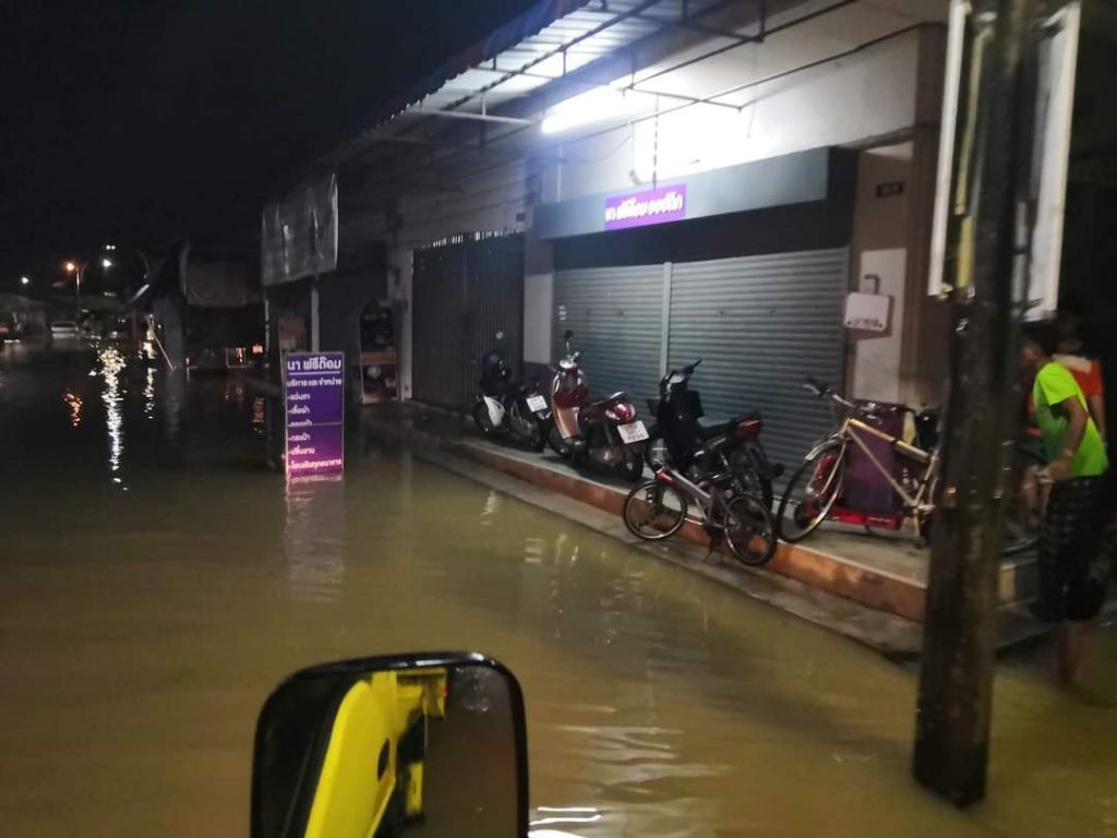 พนังกั้นน้ำริมแม่น้ำโก-ลกบ้านมูโนะแตก น้ำไหลทะลักเข้าท่วมบ้านเรือนประชาชนและสถานที่ราชการกลางดึก 1 269701051 5241731595841729 7868977033410018588 N