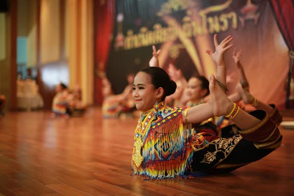 จังหวัดสงขลาขับเคลื่อนโนรา รับการประกาศขึ้นทะเบียน โนรา เป็นมรดกภูมิปัญญาทางวัฒนธรรม 1 29b34bd4dfdbd05935a940ebe86e7000 Small