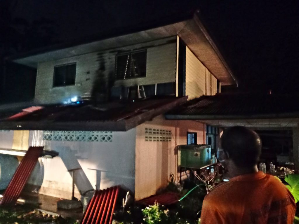 สงขลา ไฟไหม้บ้านไม้ 2 ชั้นในอ.นาหม่อม เผยสาเหตุจุดเทียนไหว้พระทิ้งไว้ 2 273553450 1580735018969123 4402466412346703509 N