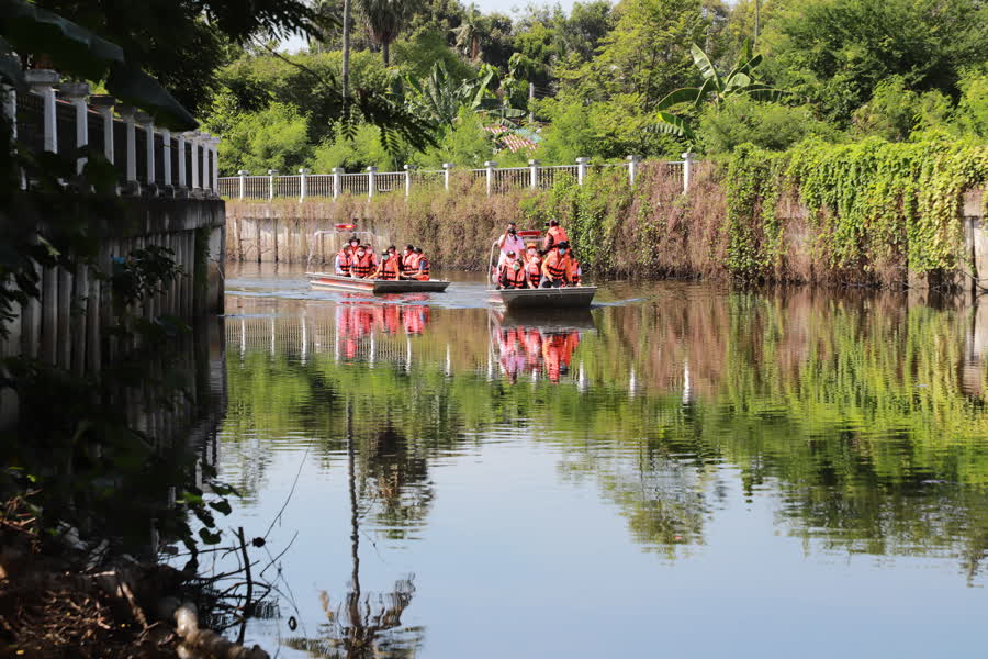 รมช.มหาดไทย ล่องเรือติดตามการแก้ไขปัญหาน้ำเน่าเสียคลองสำโรง เพื่อคืนความสมบูรณ์ให้กับระบบนิเวศ 4 F609b8bc6bfa1cec3879cf6d5eb4b212 Small