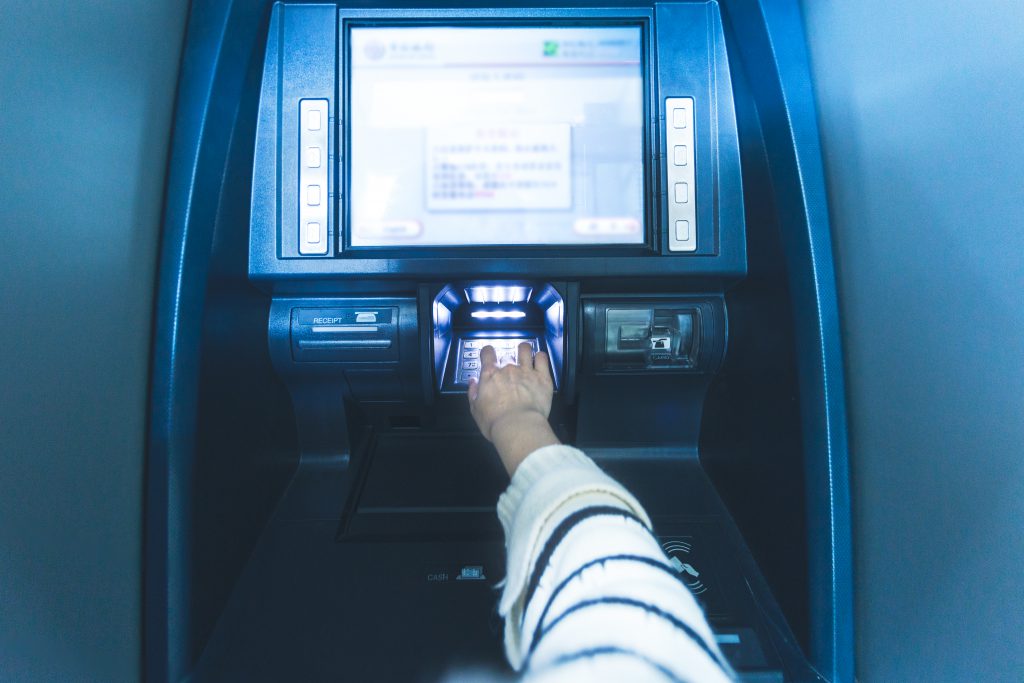15 พ.ย.นี้ ฝากเงินที่ตู้ ต้องยืนยันตัวตน ด้วยบัตรเดบิต- บัตรเครดิต 1 Woman Using Cash Machine Atm,close Up View
