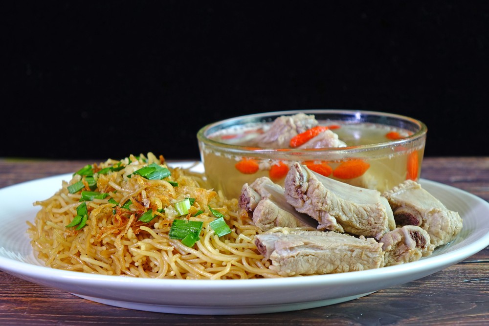 Stir,fried,rice,noodles,served,with,pork,ribs,soup,,famous
